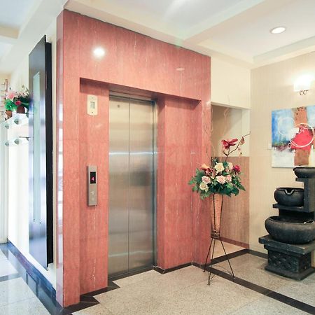 Super Oyo Capital O 175 K-60 Residence Сурабая Екстериор снимка