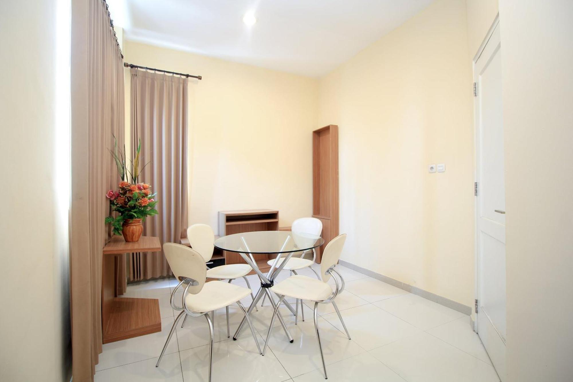 Super Oyo Capital O 175 K-60 Residence Сурабая Екстериор снимка