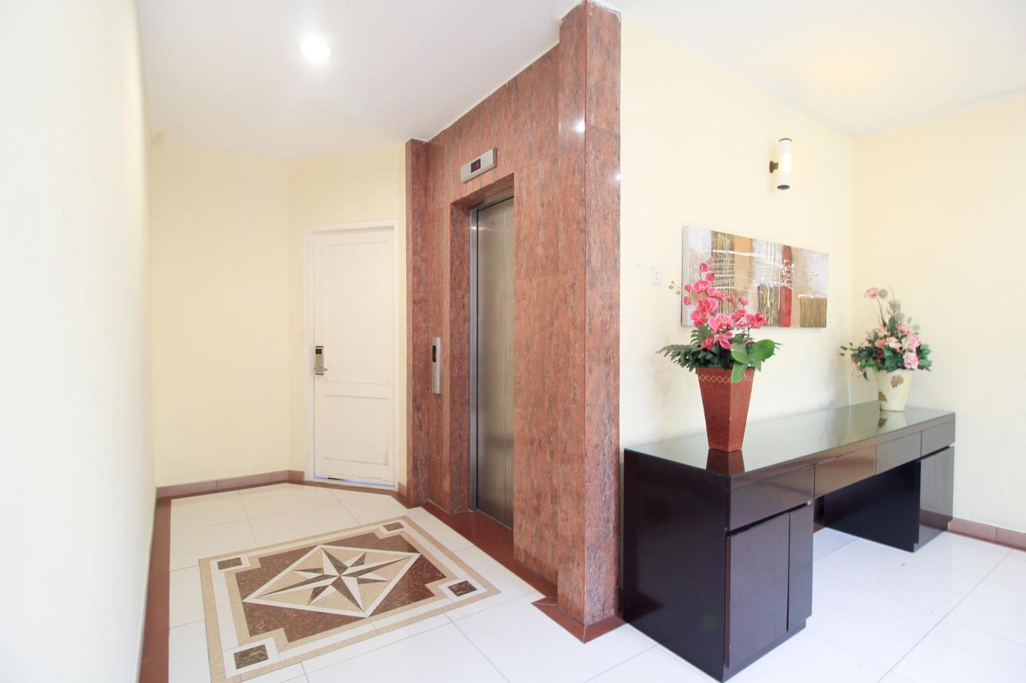 Super Oyo Capital O 175 K-60 Residence Сурабая Екстериор снимка
